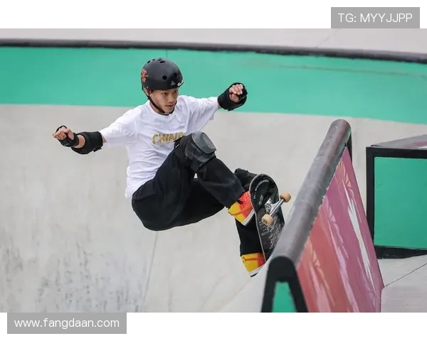 重庆滑板队展现卓越灵活性实力创新高引领全国滑板新风潮